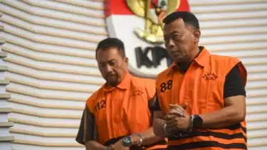 Sekretaris Daerah (Sekda) Ponorogo Agus Pramono bersama Bupati Ponorogo Sugiri Sancoko saat ditetapkan tersangka oleh KPK