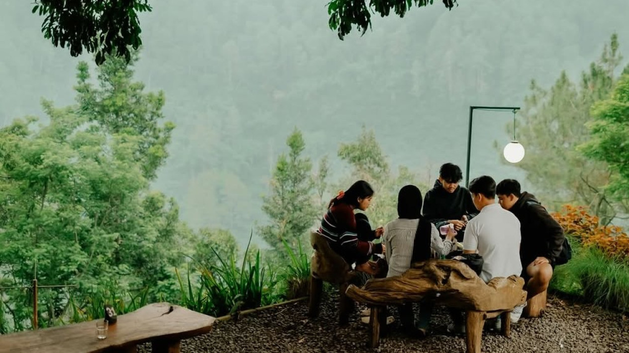 10 Tempat Ngopi Terbaik di Bandung dengan Pemandangan Alam yang Bikin Betah, Cocok buat Santai saat Libur Nataru 2025
            - galeri foto