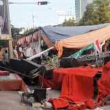 Sepasang Kekasih Tabrak Tenda Acara Maulid Nabi di Masjid Baitushobri Kembangan, Saksi Mata Sebut Para Pelaku...