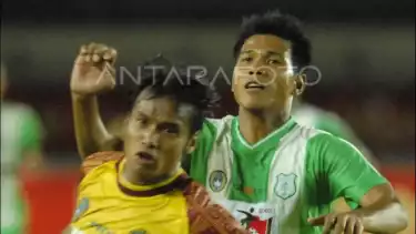 Striker PSMS Medan Saktiawan Sinaga (Belakang)