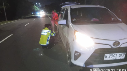 Respon Cepat Pengaduan 110, Polresta Bandara Soetta Bantu Pengendara Pecah Ban