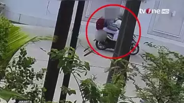 Terduga pelaku pemboman SMAN 72 terekam CCTV dibonceng ayahnya saat akan berangkat sekolah.