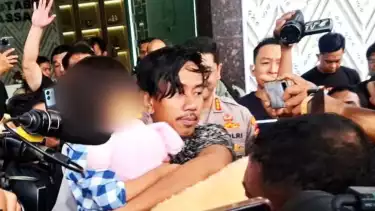 Ayah anak korban, Dwi Nurmas (tengah) mengendong anaknya, Bilqis usai penyerahan usai diselamatkan dari Provinsi Jambi atas kasus penculikan, di Kantor Mapolrestabes Makassar, Sulawesi Selatan, Minggu (9/11).