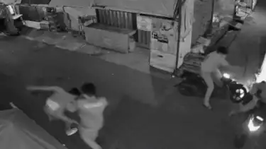 Rekaman kamera pengawas (CCTV) seorang petugas Pertahanan Sipil (Hansip) di Cakung Barat, Jakarta Timur yang tewas tertembak dua pelaku pencurian sepeda motor, Sabtu (8/11).