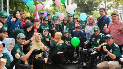 Gubernur Khofifah Berangkatkan Parade Defile Dies Natalis ke-71 UNAIR dan 112 Tahun Pendidikan Dokter