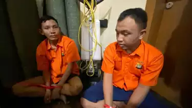 2 pelaku pencurian motor yang aksinya viral setelah menembak seorang petugas keamanan atau hansip berinisial AS hingga tewas.