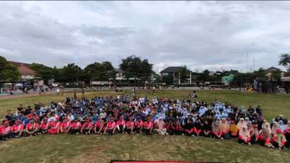 Unik, Sambut Hari Ayah Nasional, Ramai-ramai Siswa SMP Gelar Olahraga Bareng Ayah