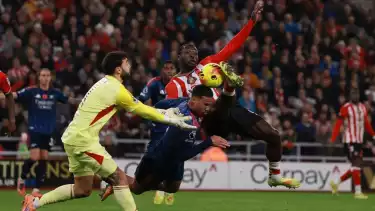 Gawang David Raya dibobol Brian Brobbey dalam laga Sunderland vs Arsenal