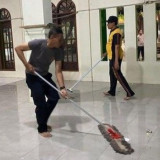 Jajaran Polri Ikut Gotong Royong Bersihkan hingga Perbaiki Kerusakan di Masjid SMAN 72 Jakarta Pascaledakan