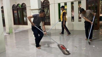 Jajaran Polri Ikut Gotong Royong Bersihkan hingga Perbaiki Kerusakan di Masjid SMAN 72 Jakarta Pascaledakan