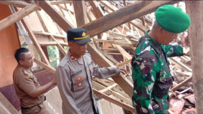 Atap Sekolah Ambruk di Garut Gegara Cuaca Ekstrem, 90 Siswa SDN Najaten 1 Terpaksa Belajar di Rumah!