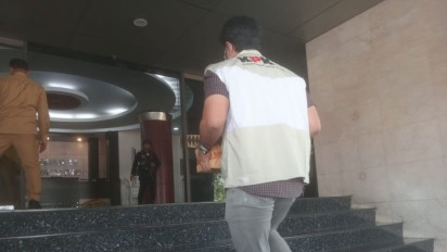 KPK Geledah Kantor Gubernur Riau dan Sejumlah Mobil Dinas