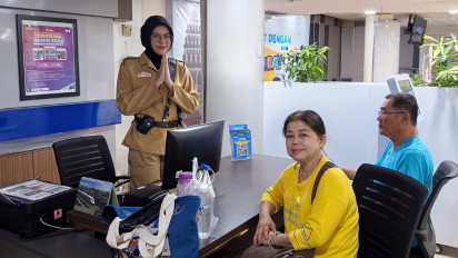 Peringati Hari Pahlawan, Frontliner KAI Sumut Kenakan Kostum Pejuang dan Bagikan Hadiah Kejutan untuk Pelanggan