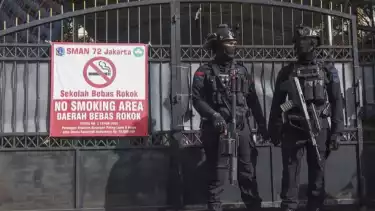 Dua personel Gegana Brimob Polda Metro Jaya berjaga di tempat terjadinya ledakan di SMAN 72 Jakarta, Jakarta, Jumat (7/11).