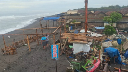 Gelombang Besar Laut Selatan Yogyakarta, Belasan Warung Makan di Pantai Depok Parangtritis Hancur