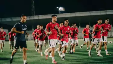 Mees Hilgers saat melakukan sesi latihan bersama para pemain Timnas Indonesia