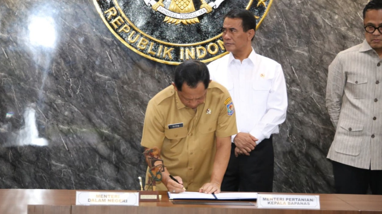 Dukung Ketahanan Pangan Nasional, Mendagri Teken SKB Penugasan Percepatan Penyediaan Infrastruktur Pascapanen
            - galeri foto