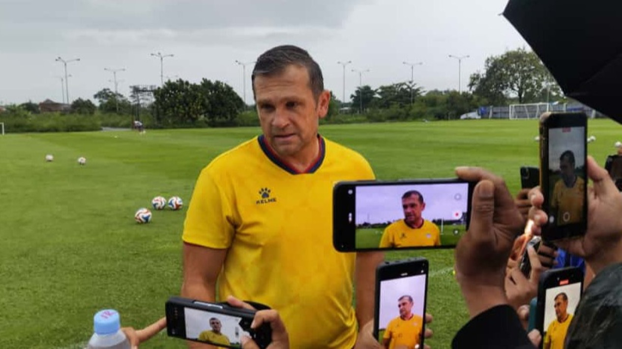 Bojan Hodak Absen di Latihan Persib, Tangan Kanan Ungkap Fakta Soal Bursa Pelatih Timnas Indonesia
            - galeri foto