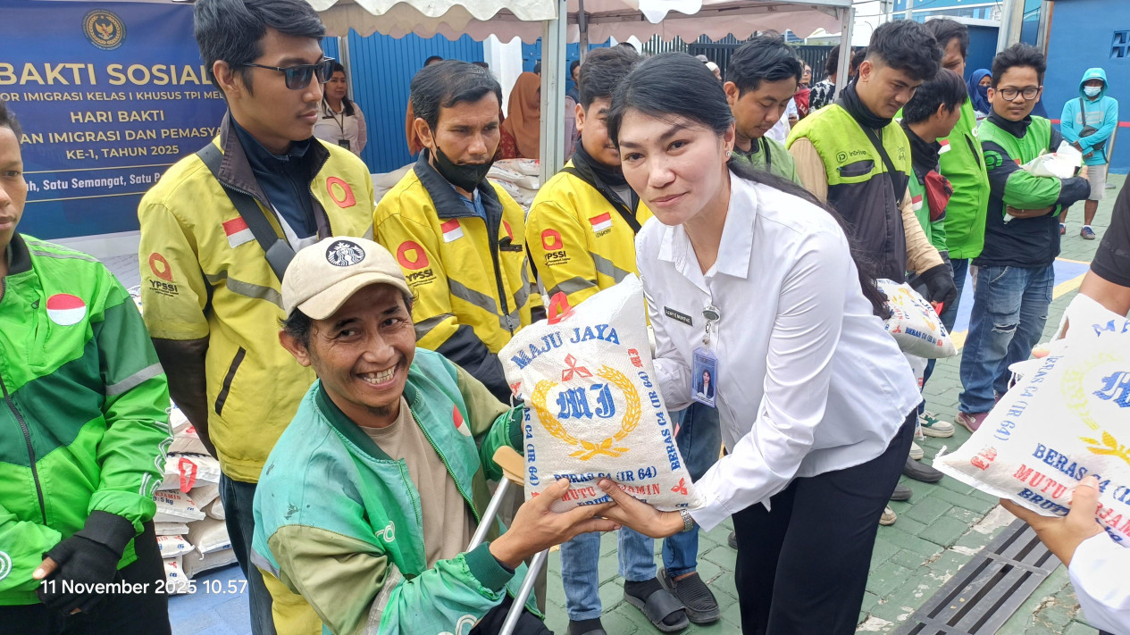 Dukung Program 13 Akselerasi, Imigrasi Medan Gelar Bakti Sosial Salurkan 2,5 Ton Beras
            - galeri foto