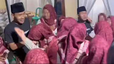 Gus Elham dikerumunin para wanita