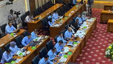 Kepala Badan Gizi Nasional Dadan Hindayana hadiri rapat Komisi IX DPR di Gedung DPR, Jakarta Pusat, Rabu (12/11/2025).