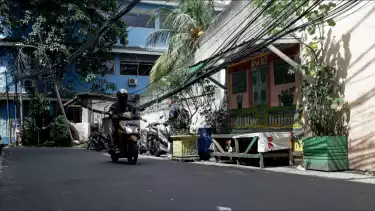Jaringan Utilitas tampak menjuntai di Jalan Anggrek II, Karet Kuningan, Setiabudi, Jakarta Selatan, Rabu (12/11/2025)