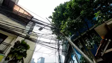Jaringan Utilitas tampak menjuntai di Jalan Anggrek II, Karet Kuningan, Setiabudi, Jakarta Selatan, Rabu (12/11/2025)