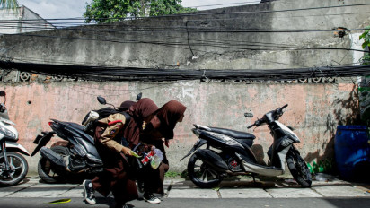 Berita Foto: Kabel Jaringan Utilitas Menjuntai Warga Khawatir Bahayakan Pengguna Jalan