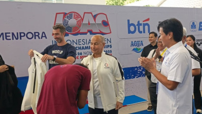 ‎Momen Presiden World Aquatics Husain Al-Musallam Pakai Jaket Akuatik Indonesia di IOAC 2025