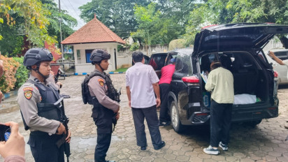 Penyidik KPK Amankan Sejumlah Tas dari Mobil Dinas Kepala Disbudparpora Ponorogo