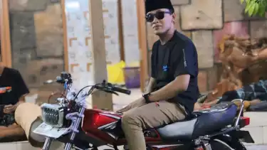 Gus Elham dan hobinya mengendarai motor Yamaha RX-King