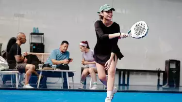 Presenter Conchita Caroline C saat menggunakan raket padel merek Adidas Drive 3.3 Vintage