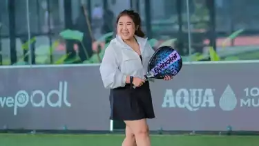 Kiki Saputri menggunakan raket padel merek Babolat Counter Veron