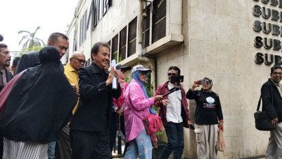 Roy Suryo Cs Diperiksa Sebagai Tersangka Kasus Jokowi, Bawa Bukti dan Disambut Emak-emak