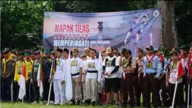 Ratusan peserta yang terdiri dari para siswa SLTA, SMK, MA, dan Mahasiswa serta masyarakat umum mengikuti kegiatan Napak Tilas Kejuangan.