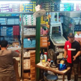Pedagang Pasar Pramuka Protes Penutupan Sementara Kios oleh Pasar Jaya