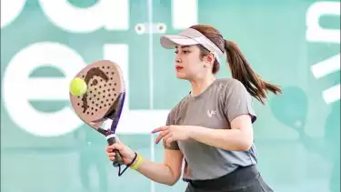 Rosiana Dewi serius berolahraga Padel