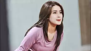 Aura cantik Rosiana Dewi kerap disandingkan dengan Ratu Padel Davina Karamoy