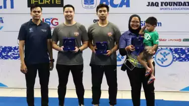 Pemain Tim Polo Air DKI Jakarta M. Rizki dan M. Azril Kurniawan