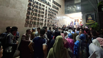 Rela Tunggu dari Pagi Hingga Malam, Emak-Emak Senang Roy Suryo Cs Tak Ditahan: Jangan Bohongi Anak-Anak Kami