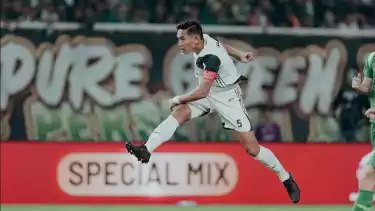 Gol Rizky Ridho saat Persija Jakarta hadapi Arema FC masuk nominasi Puskas Award 2025