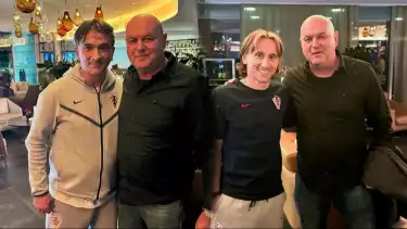 Bojan Hodak berfoto dengan pelatih Kroasia dan Luka Modric.