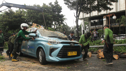 Berita Foto: Pohon Beringin Tua Tumbang Menimpa Taksi di Depan Gedung Kemenkeu, Sopir Selamat