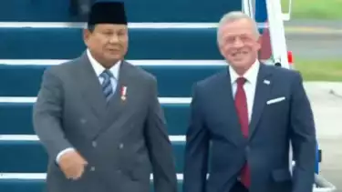 Presiden Prabowo Subianto saat menyambut Raja Yordania Abdullah II bin Al-Hussein di Bandara Halim Perdanakusuma