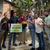 Tak Miliki Toilet, Kader Muda Gerindra Beri Bantuan Pembangunan Toilet Rumah Warga Kurang Mampu di Kampar 