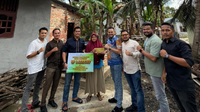 Tak Miliki Toilet, Kader Muda Gerindra Beri Bantuan Pembangunan Toilet Rumah Warga Kurang Mampu di Kampar 