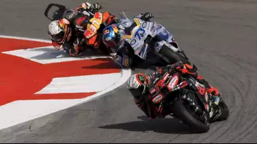 Marco Bezzecchi saat bersaing dengan Alex Marquez dan Pedro Acosta di MotoGP Portugal 2025