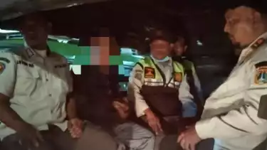 Petugas Satpol PP amankan pria diduga terlibat aktivitas hubungan sesama jenis di taman Jalan Daan Mogot, Jumat (14/11) malam.