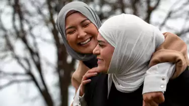 Ilustrasi seorang ibu dan menantu atau istri anak laki-lakinya