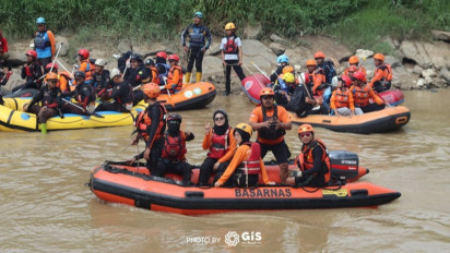Peringati Hari Pahlawan, Puluhan Komunitas Lingkungan dan Relawan Bersih-bersih hingga Tanam Pohon di Kali Bekasi